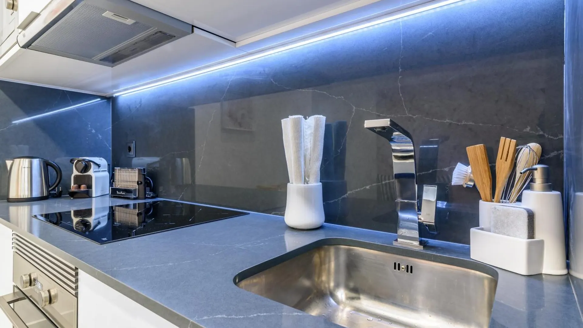 Whome City Chic Escape: Your Stylish Haven In Downtown Lisbon 0*,  Portugal