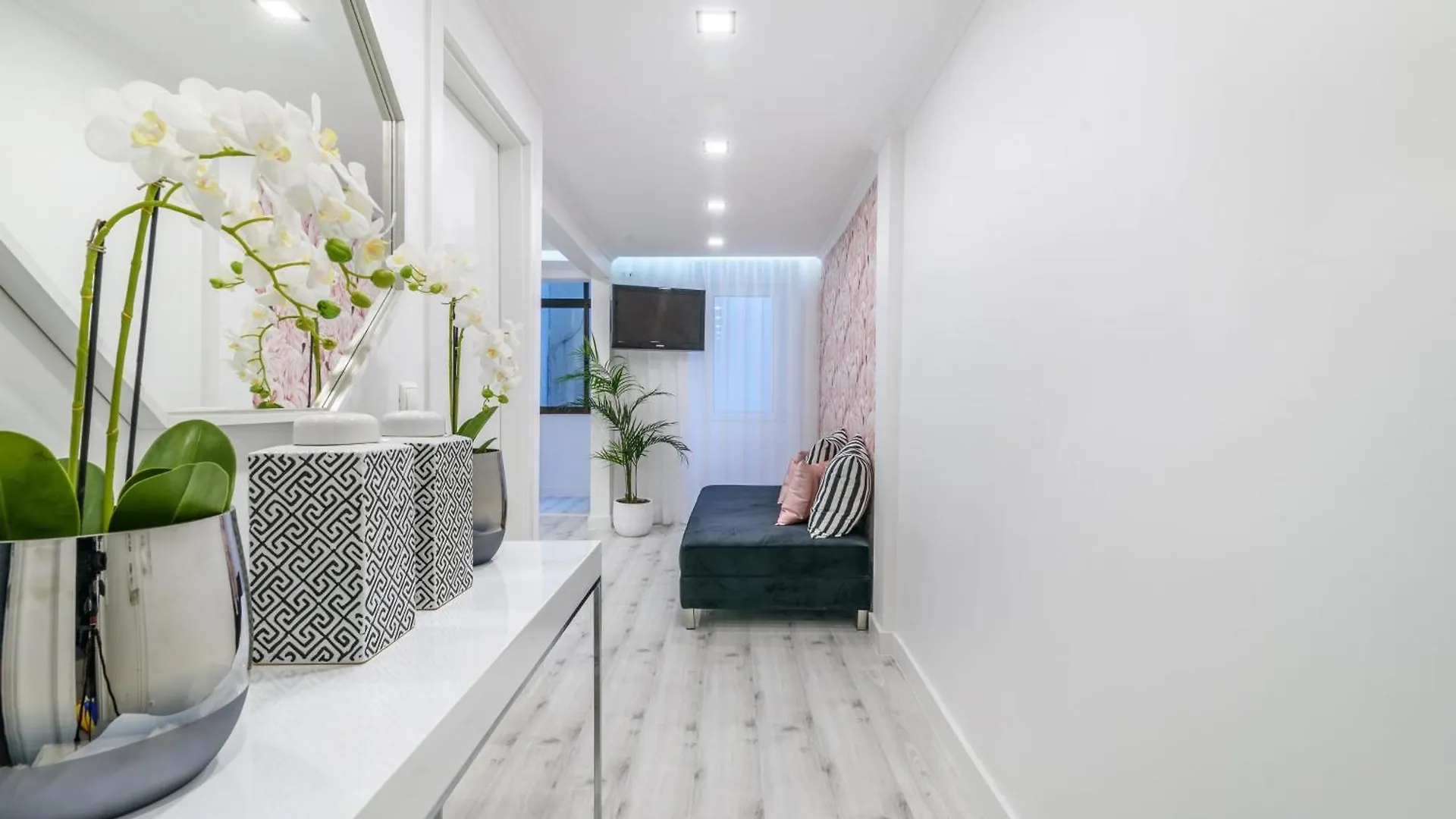 Whome City Chic Escape: Your Stylish Haven In Downtown Lisbon 0*,