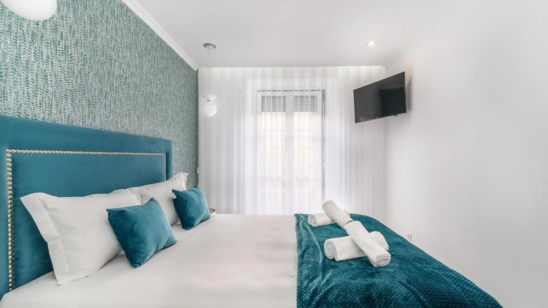 Whome City Chic Escape: Your Stylish Haven In Downtown Lisbon
