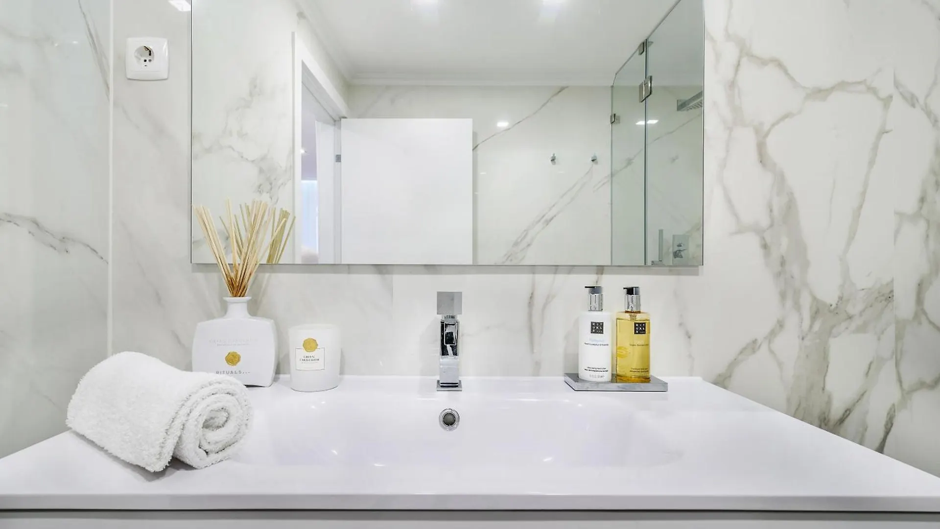 Whome City Chic Escape: Your Stylish Haven In Downtown Lisbon Apartment