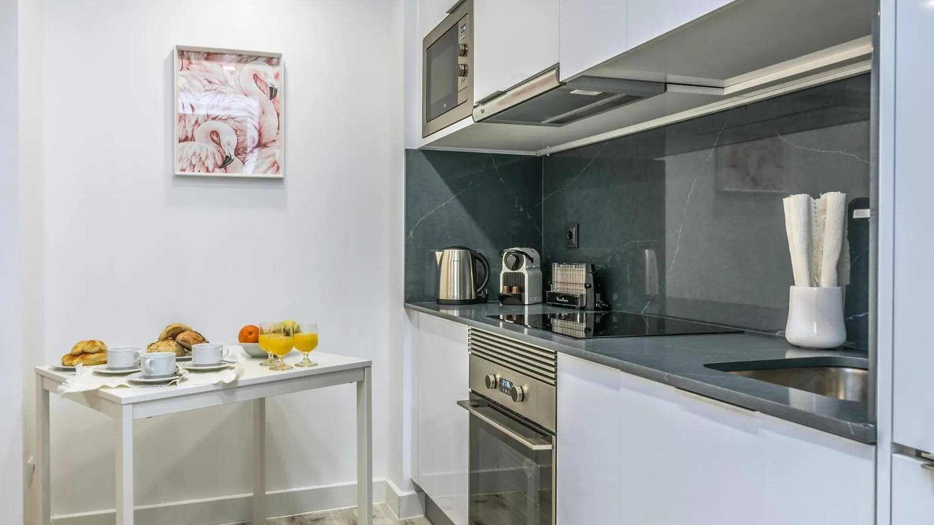 Whome City Chic Escape: Your Stylish Haven In Downtown Lisbon Apartment