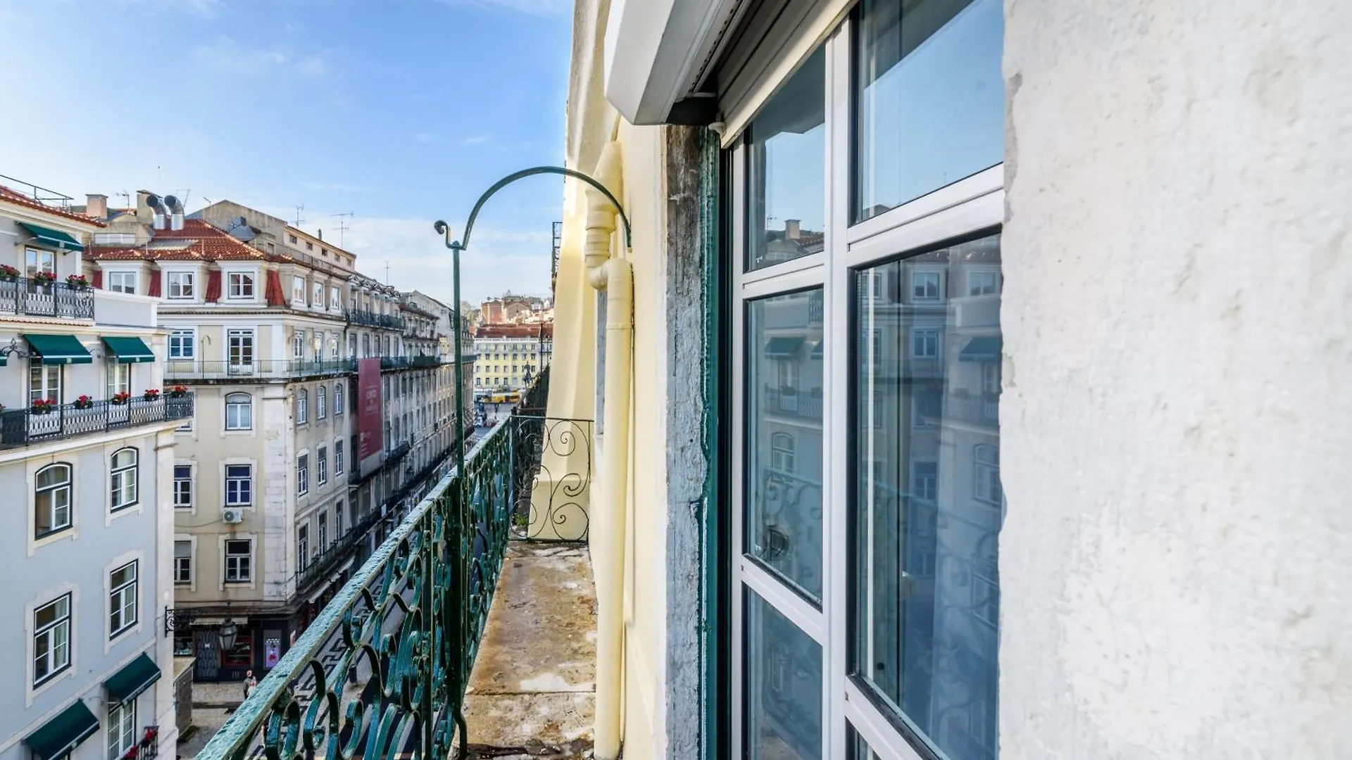 Whome City Chic Escape: Your Stylish Haven In Downtown Lisbon Portugal