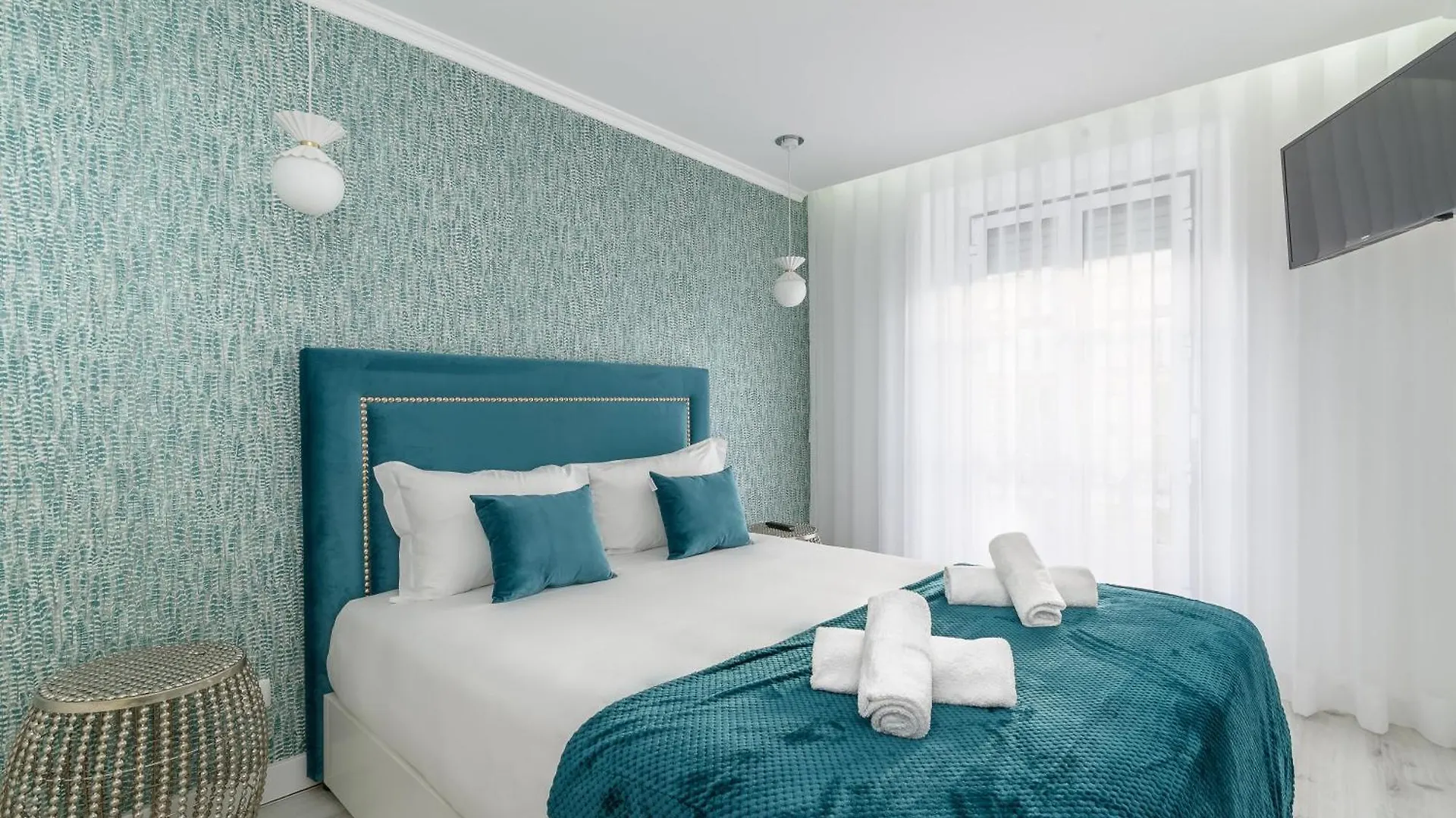 Whome City Chic Escape: Your Stylish Haven In Downtown Lisbon