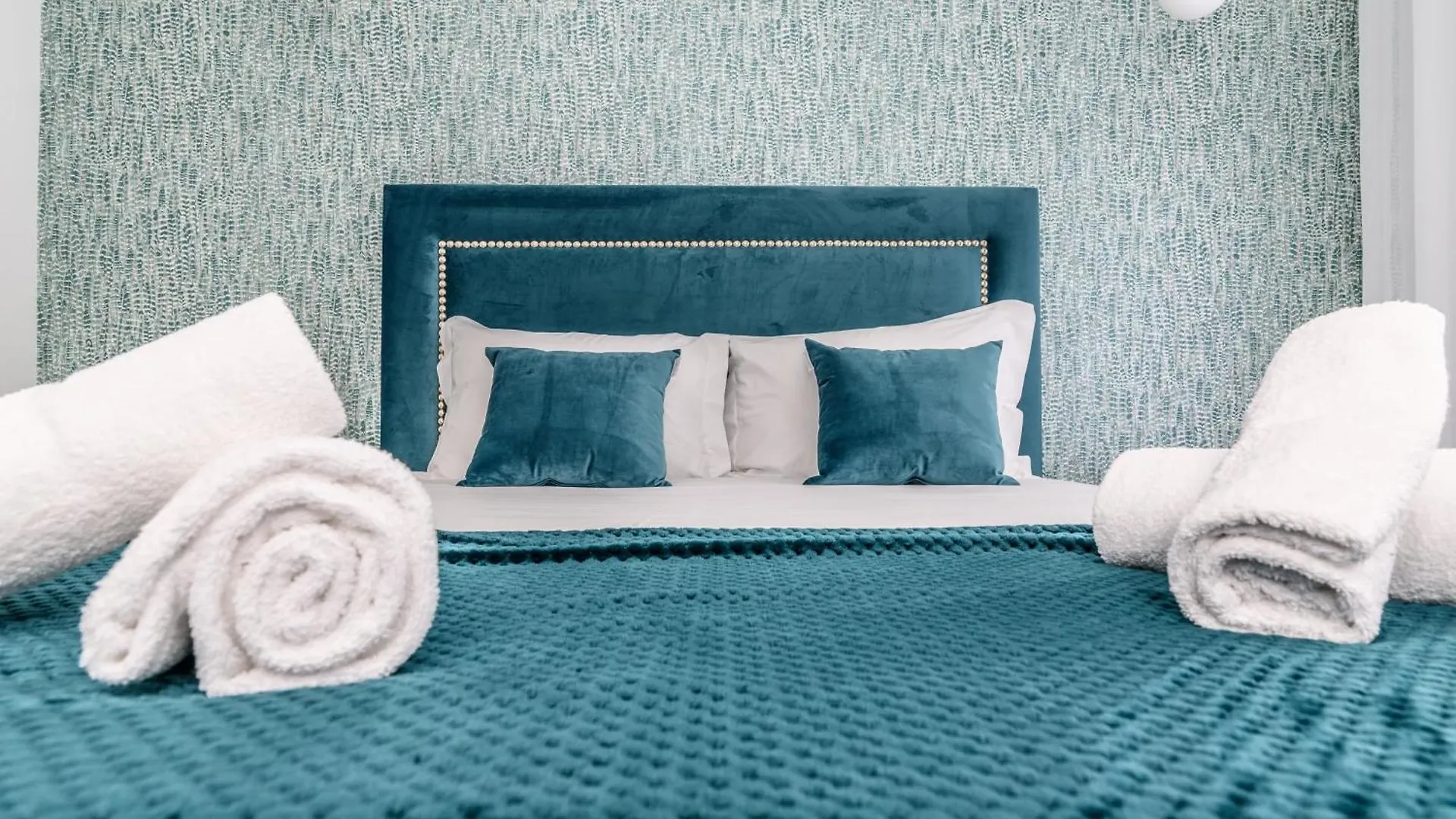 Apartment Whome City Chic Escape: Your Stylish Haven In Downtown Lisbon