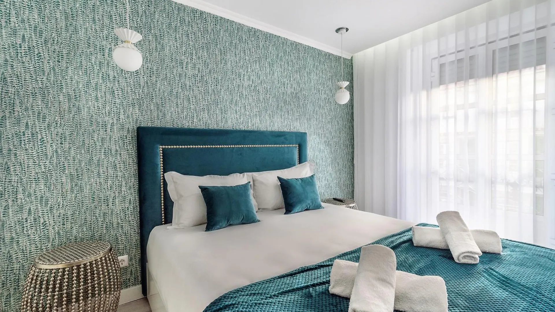 Whome City Chic Escape: Your Stylish Haven In Downtown Lisbon Apartment